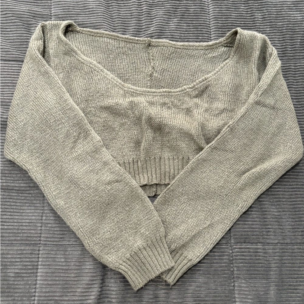 prettylittlething green off the shoulder cropped sweater